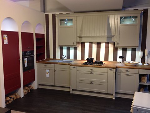Landhausküche mit Eiche Massivholzarbeitsplatte und Granitspüle. L- Küchenform mit roter Schrankwand als Abschluss.