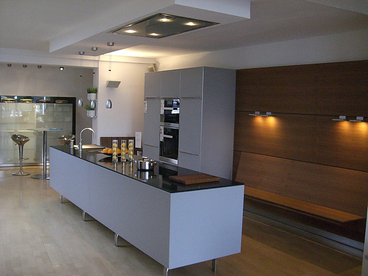 Silbergraue Ausstellungsküche mit Kücheninsel und schwarzer Kunststein-Arbeitsplatte